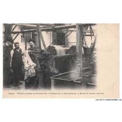 CAR-AFXP7-0356-80 - AMIENS - Echantillonnage de velours dans l'interieur de la teinturerie de la maison piquée et fils