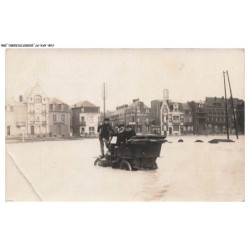 CAR-AFXP7-0351-80 - MERS-LES-BAINS - Carte photo - Une voiture submergé par l'eau avec des gens - Vendue en etat