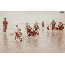 80 - n°78665 - Hommes et femmes en tenue de bain les pieds dans l'eau - Carte photo à localiser