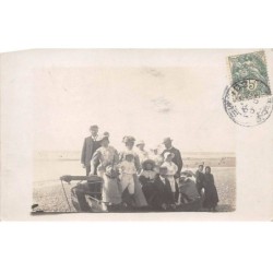 80 - n°84394 - Groupe de personnes dans une barque sur une plage - Carte photo à localiser