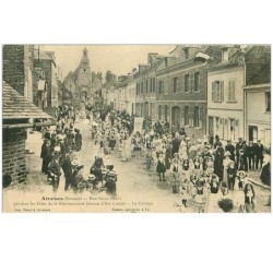 80.AIRAINES.n°28912.RUE SAINT DENIS PENDANT LES FETES DE LA BIENHEUREUSE JEANNE D'ARC.1909.LE CORTEGE