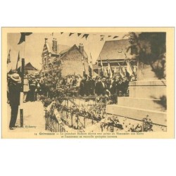 80.GRIVESNES.n°13674.LE PRESIDENT MALECOT DEPOSE UNE PALME AU MONUMENT AUX MORTS ET L'ASSISTANCE SE RECUEILLE QUELQUES I