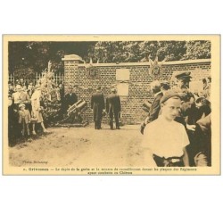 80.GRIVESNES.n°4723.LE DEPOT DE LA GERBE ET LA MINUTE DE RECUEILLEMENT DEVANT LES PLAQUES DES REGIMENTS AYANT COMBATTU..