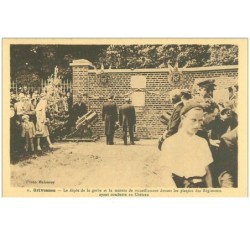 80.GRIVESNES.n°13682.LE DEPOT DE LA GERBE ET LA MINUTE DE RECUEILLEMENT DEVANT LES PLAQUES DES REGIMENTS....