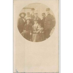 80.AMIENS.CP PHOTO.PERSONNES..PHOTO PRISE A STATION DE LA TAVERNE.PARMIE LES PERSONNES LE CHEF D'UNE PORTE DE GARDE VOIE