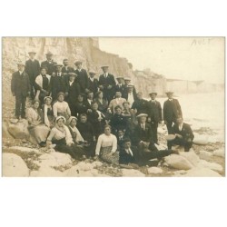 80.AULT.n°17632.CP PHOTO.GROUPE DE PERSONNES AU BORD DE MER