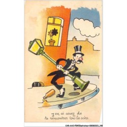 CAR-AAOP5-0446 - ILLUSTRATEUR - UN HOMME, UNE LAMPE , UNE BOUTEILLE