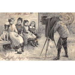 Illustrateur - n°63223 - Hommes photographiant des fillettes et un chien