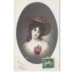 Illustrateur - n°66895 - Portrait d'une jeune femme avec un chapeau et des roses dans les cheveux
