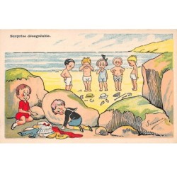 Illustrateur - n°63992 - Simonne - Surprise désagréable - Garçon cachant les vêtements d'autres enfants sortant de l'eau
