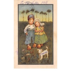 Illustrateurs - n°69210 - Couple se tenant par les épaules dans un pré avec un chien