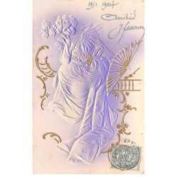 Illustrateur - n°81039 - Jeune femme tenant des fleurs et un éventail - Carte gaufrée
