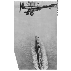 CAR-AFAP4-0238-AVIATION - Avion de la Royal Air Force transportant une torpille - survolant un sous-marin