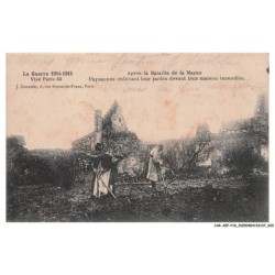 CAR-AEPP18-0948-52 - Apres la Bataille de la Marne - Paysannes Cultivant leur Jardin devant leur Maison incendiee