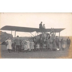 Aviation - n°80505 - Groupe d'hommes, de femmes et d'enfants autour d'un avion dans un champ - Carte photo à localiser
