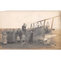 Aviation - n°80506 - Groupe d'hommes, de femmes et d'enfants autour d'un avion dans un champ - Carte photo à localiser