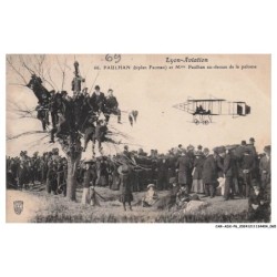 CAR-ADXP6-0293-AVIATION - LYON-AVIATION - PAULHAN ET Mme PAULHAN AU-DESSUS DE LA PELOUSE