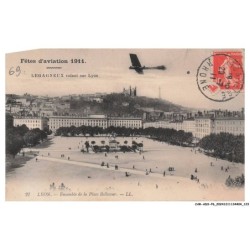 CAR-ADXP6-0322-AVIATION - FETE D'AVIATION 1911 - LEGAGNEUX VOLANT SUR LYON - ENSEMBLE DE LA PLACE BELLECOUR