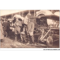 CAR-AAPP8-0632 - AVIATION - le pilote et le mécanicien avant leur départ pour l'australie sur le caudron