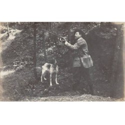Sports - n°87985 - Chasse - Chasseur tirant sous le regard de son chien