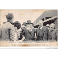 CAR-AAUP6-0441 - AVIATION - M.le president de la republique s'entretient avec l'aviateur Paulban - autour du president