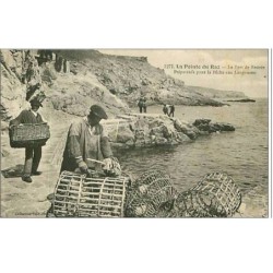 PECHE.LA POINTE DU RAZ.LE PORT DE BESTREE.PREPARATIFS POUR LA PECHE AUX LANGOUSTES