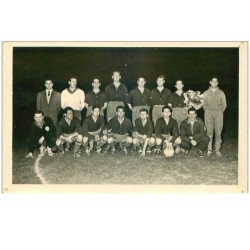 FOOTBALL.n°30018.EQUIPE.TROUS DE PUNAISE