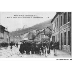 CAR-AABP10-76-0763 - NOTRE-DAME-DE-BONDEVILLE - La route de dieppe - Sortie des ouvriers de l'usine boissière