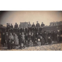 76 - n°90541 - Groupe de militaires, de femmes et d'enfants sur un bateau sur une plage - Carte photo