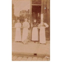 76 - n°90543 - Une femme et trois hommes en tenue de boucher devant une boucherie charcuterie - Carte photo