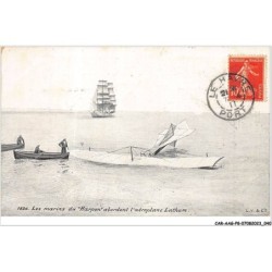 CAR-AAGP8-76-0697 - LE HAVRE - Les marins du Harpon abordent l'aeroplane Latham