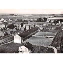 76 . n°sac10638 . Neuville-les-dieppe .le groupe Scolaire n°2 . en avion au dessus de . cpsm 10X15 cm . LAPIE