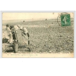 76.MESNIL-VAL.PECHEURS DE MOULES.TACHES
