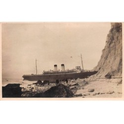 76 - n°87141 - Bateau qui était entré dans la falaise un jour de grand vent, près de Puys - Carte photo