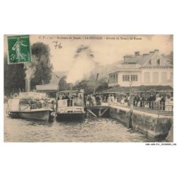 CAR-ACRP11-0688-76 - ENVIRONS DE ROUEN - LA BOUILLE - Arrivée du bateau de rouen