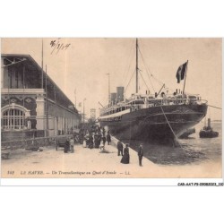 CAR-AATP9-76-0805 - LE HAVRE - un transatlantique au quai d'escale