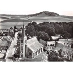 76 . n°sac10652 . Mesnières-en -bray . L'église n°12 . en avion au dessus de . cpsm 10X15 cm . LAPIE