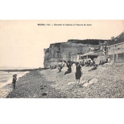 76  .  n° 202693    .   MESNIL - VAL  .DEVANT LE CASINO A L HEURE DU BAIN