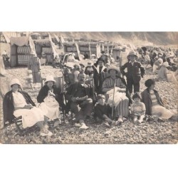 76 - n°88124 - LE TREPORT - Une grande famille à la plage, les adultes assis dans transats - Carte photo