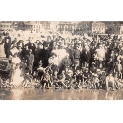 76 - n°88125 - LE TREPORT - Groupe de personne sur la plage de galets, au bord de l'eau - Carte photo