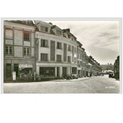 76.NEUFCHATEL-EN-BRAY.GRA NDE RUE.FAUSSE PORTE.POMPE A ESSENCE CPSM