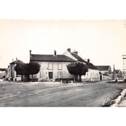 77 - SAN61220 - TOUSSON - Rue de Maisse et Monument aux morts - Mignon 4020 - CPSM 10x15 cm