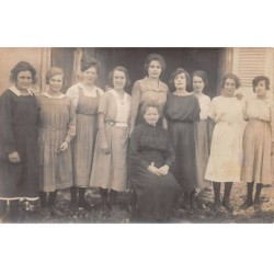 77 - n°87152 - Groupe de jeunes femmes autour d'une femme assise - Carte photo à localiser