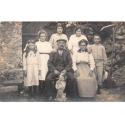 77 - n°87153 - HERICY - Une Famille autour d'un vieil homme avec un chien faisant le beau - Carte photo