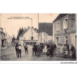 CAR-AABP10-77-0799 - LA HOUSSAYE - maison berthelin et la place