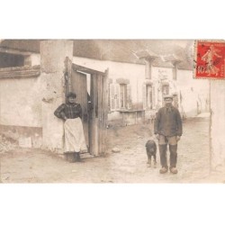 77 - n°90545 - DONNEMARIE-EN-MONTOIS - Un couple et leur chien devant la cour de leur ferme - Carte photo