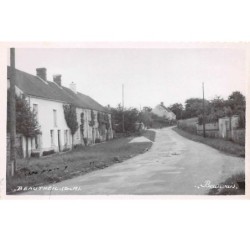 77. n° 104485 . beautheil .carte postale photo .centre du village .