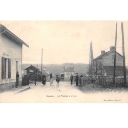 77. n° 104570 . changis .le passage a niveau .