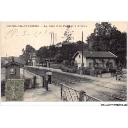 CAR-AAEP7-77-0652 - OZOIR-LA-FERRIERE - la gare et le passage a niveau