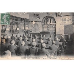 92 .n° 106721 . issy les moulineaux . ecole st nicolas .une classe .